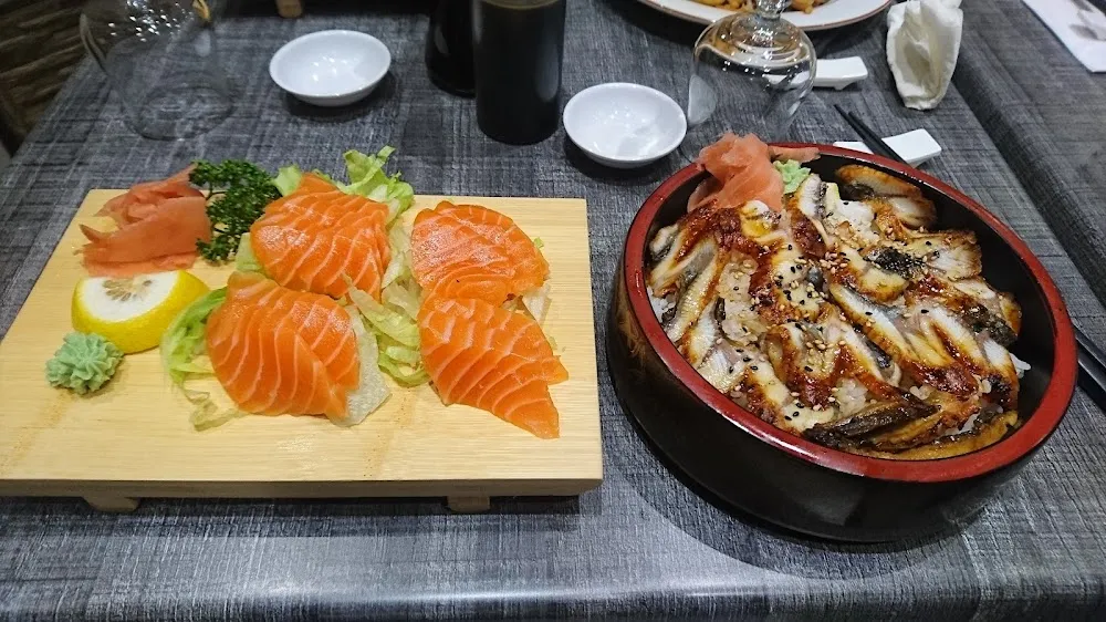Sashimi Saumon Et Chirashi Anguille Grillée